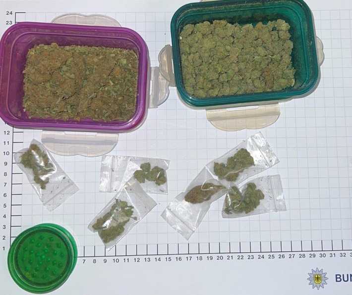 BPOL NRW: Bundespolizisten mit richtigem "Riecher" - Mutmaßlicher Drogendealer festgenommen - Begleiter in Haft