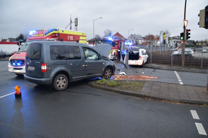POL-HF: Kollision im Kreuzungsbereich- Zwei Fahrzeugführerinnen verletzt