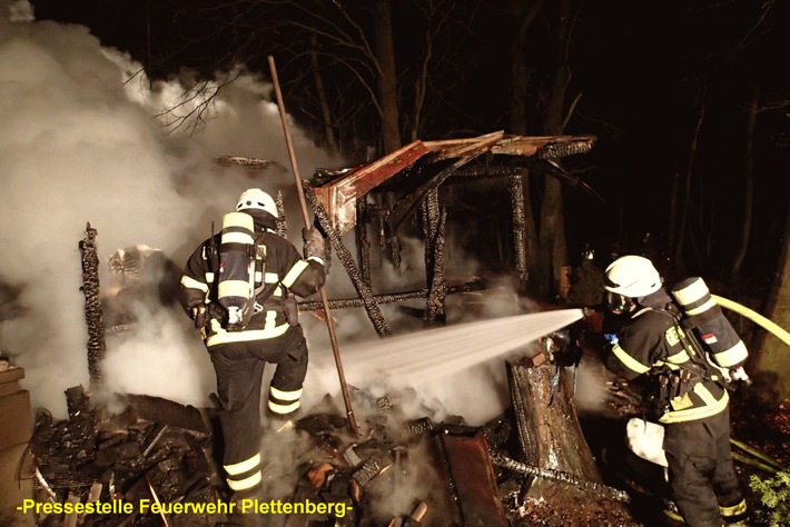 FW-PL: OT-Grävinglöh. Wochenendhaus mitten im Waldgebiet brannte in ganzer Ausdehnung