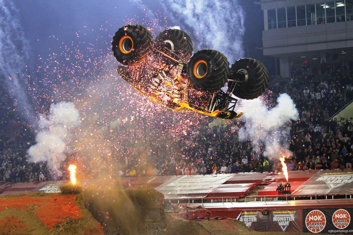 MONSTER JAM® - Die deutsche Stadionpremiere der US-Kult-Motorshow setzt Highlight mit spektakulärem Weltrekordversuch für zweifachen Rückwärtssalto im Monster Truck, geprüft vom "REKORD-INSTITUT für Deutschland" (RID)