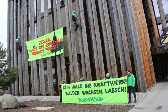 Kletterprotest beim Holzkonzern Ziegler in der Oberpfalz