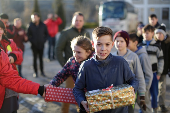 Weil jedes Kind ein Geschenk verdient: Der Weihnachtspäckchenkonvoi startet zum 25. Mal