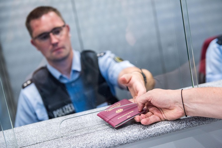 BPOL NRW: Wegen Fahren ohne Fahrerlaubnis per Haftbefehl gesucht
- Bundespolizei nimmt Person am Flughafen Köln/Bonn fest