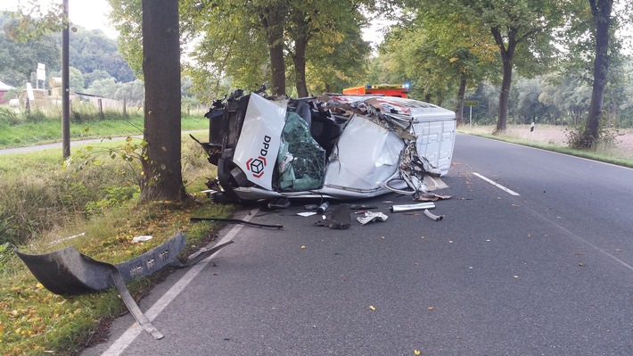 POL-HOL: Bundesstraße 64 - Wickensen: 27jähriger Auslieferungsfahrer verletzt - Von Fahrbahn abgekommen und gegen Bäume geprallt -