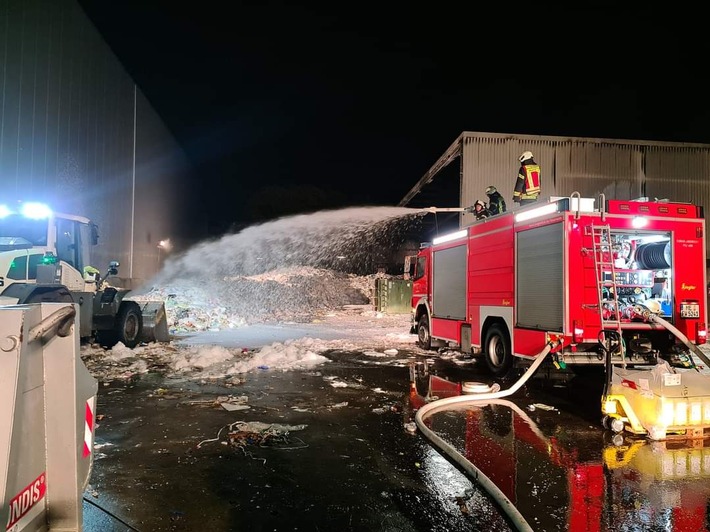 POL-ME: Lagerhalle von Entsorgungsfirma abgebrannt - die Polizei ermittelt zur Brandursache - Langenfeld - 2111077