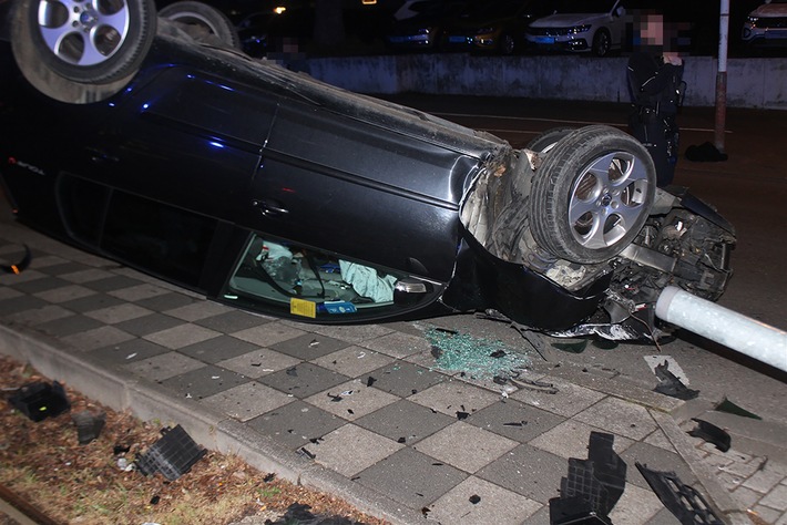POL-GE: Unfall mit überschlagenem Auto in Beckhausen