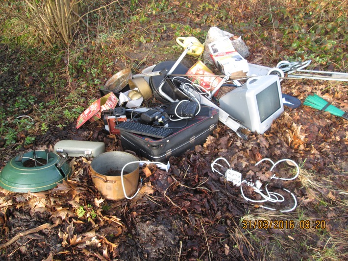 POL-SE: Bilsen: Müll illegal entsorgt - Wer erkennt den Müll auf dem Foto?