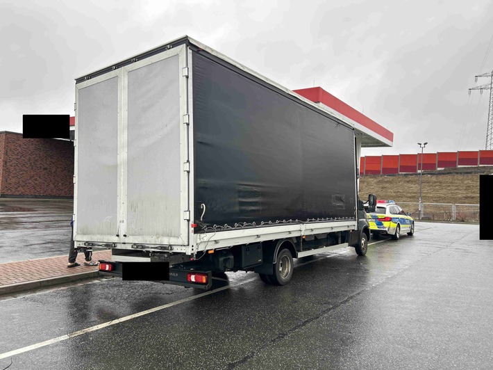 POL-OH: Fast doppelt so schwer wie erlaubt - Autobahnpolizei stoppt massiv überladenen Klein-Lkw auf der Autobahn