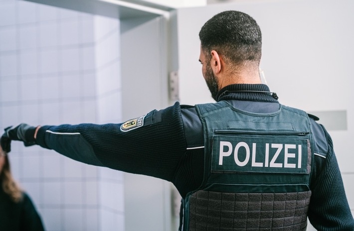 BPOL NRW: Mehrere gesuchte Straftäter an einem Vormittag gefasst - Bundespolizei vollstreckt Haftbefehle