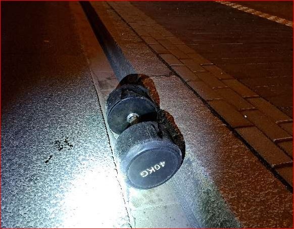 POL-GÖ: (109/2024) Unbekannte hinterlassen 40 kg-Hantel auf Berliner Straße - PKW beim Überfahren beschädigt, niemand verletzt