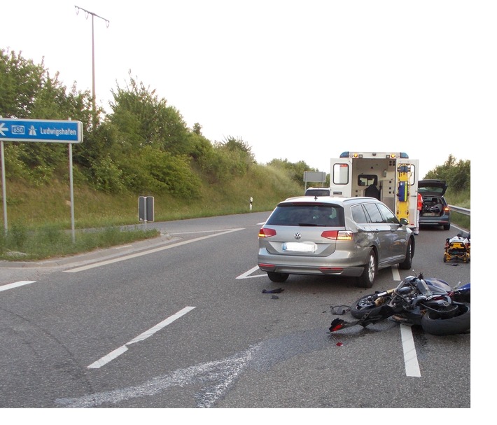 POL-PDNW: Vorfahrt missachtet - Kradfahrer schwer verletzt