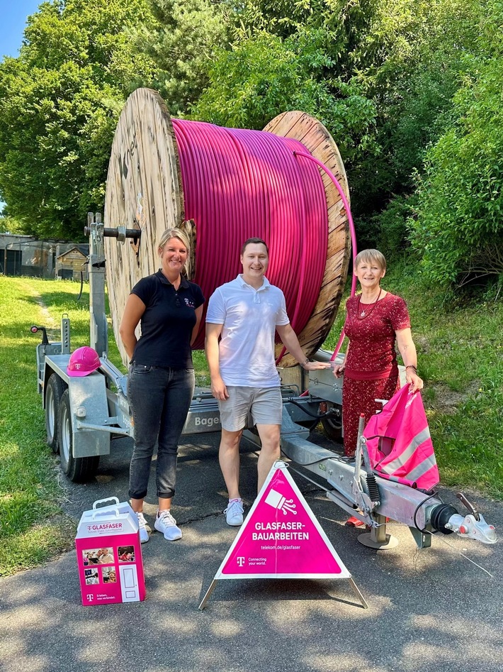Kirchheim in Schwaben: Erste Bürgermeisterin Susanne Fischer besucht Glasfaser-Baustelle der Telekom