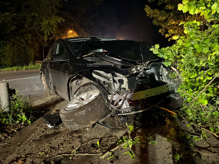 POL-BI: Pkw-Fahrer stürzt Böschung 10 Meter hinab