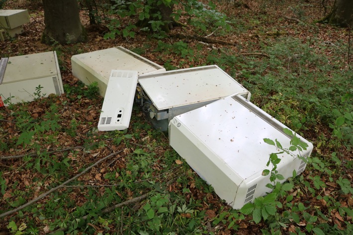 POL-UL: (UL) Eggingen - Müll im Wald entsorgt / Bereits letzte Woche hinterließen Unbekannte ihren Unrat in einem Waldstück bei Eggingen.