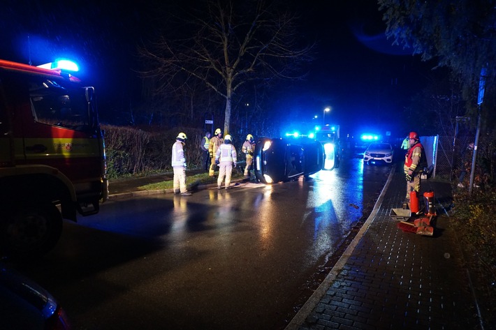 FW Ratingen: Verkehrsunfall mit eingeklemmter Person, Ratingen Homberg, Adlerstr., 02.03.2020 19:00 Uhr