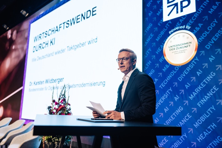 Digitalminister Dr. Karsten Wildberger spricht beim BIG BANG KI FESTIVAL 2026 (16.-17. September) in der STATION Berlin über KI, Wettbewerbsfähigkeit und digitale Souveränität. Das Event erwartet insgesamt 11.000 Teilnehmende. / Weiterer Text über ots und www.presseportal.de/nr/61477 / Die Verwendung dieses Bildes für redaktionelle Zwecke ist unter Beachtung aller mitgeteilten Nutzungsbedingungen zulässig und dann auch honorarfrei. Veröffentlichung ausschließlich mit Bildrechte-Hinweis.