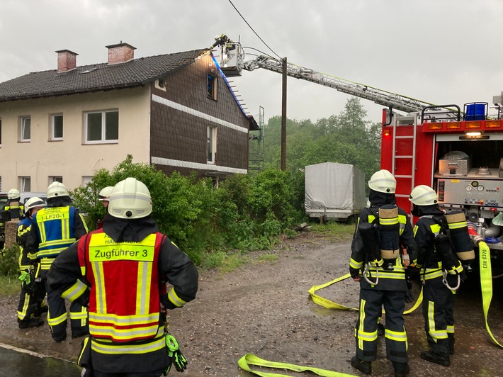 FW-EN: Dachstuhlbrand und Unwettereinsätze - Hattinger Feuerwehr im Dauereinsatz