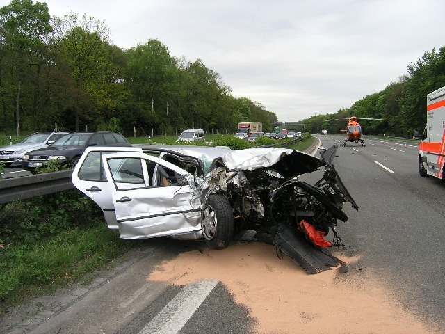 POL-D: Mittwoch, 19. Mai 2010, 16.48 Uhr - 
Duisburg - Autobahn A 3 Richtung Köln - Autobahnpolizei sucht Zeugen nach schwerem Verkehrsunfall