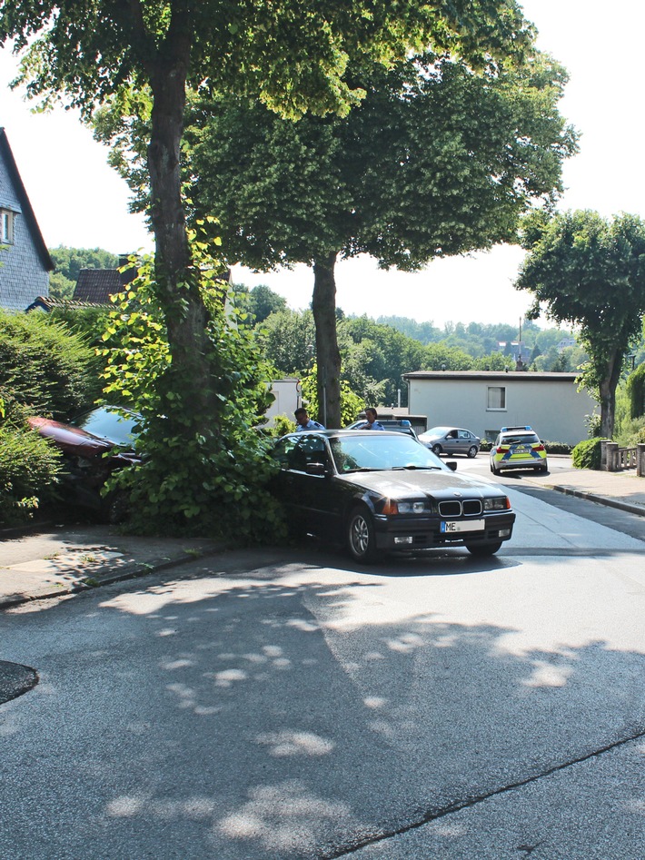 POL-ME: Erst gegen geparkten BMW, dann in die Hecke und dann geflüchtet - Heiligenhaus - 1806039