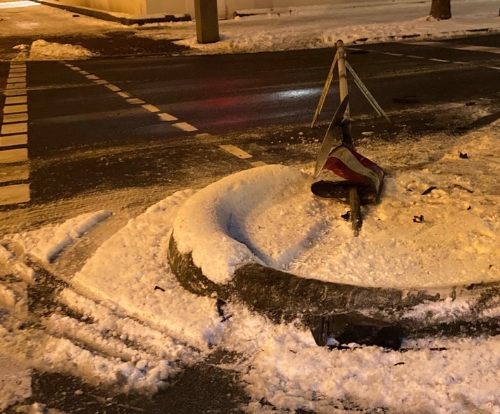 POL-BI: 5er BMW überfährt Straßenschild