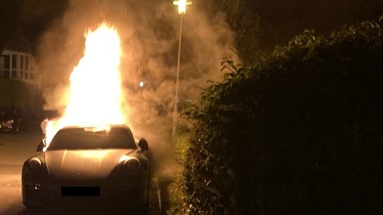 POL-MG: Foto eingestellt | Brennende Pkw: Polizei ermittelt wegen Brandstiftung