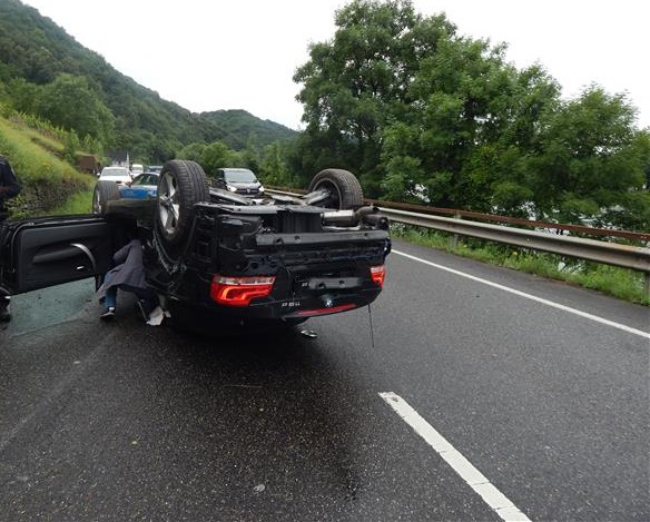 POL-PPKO: Auto prallt gegen Weinbergmauer und überschlägt sich