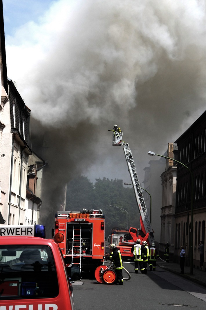 FW-E: Feuer in ehemaligem Wohn- und Geschäftshaus in Essen-Katernberg, 58 Einsatzkräfte vor Ort
