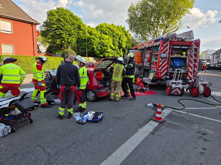 FW Datteln: Verkehrsunfall mit lebensbedrohlichen Verletzungen fordert Feuerwehr und Rettungsdienst