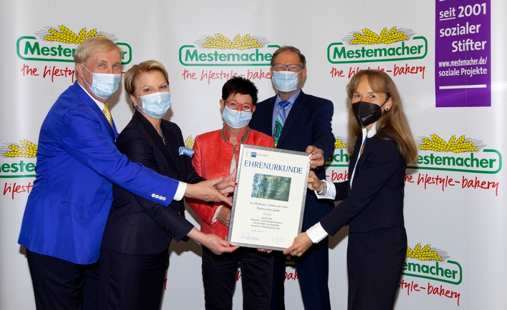 Gratulation zu 150 Jahren Großbäckerei Mestemacher / Petra Pigerl-Radtke, Hauptgeschäftsführerin der Industrie- und Handelskammer Ostwestfalen zu Bielefeld, übergibt Jubiläumsurkunde am 17.05.2021