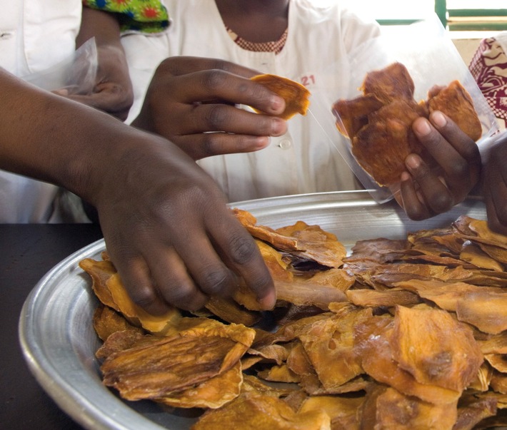 claro fair trade AG: Getrocknetes Obst und Gemüse - mit einfachen Mitteln Ernährung sichern