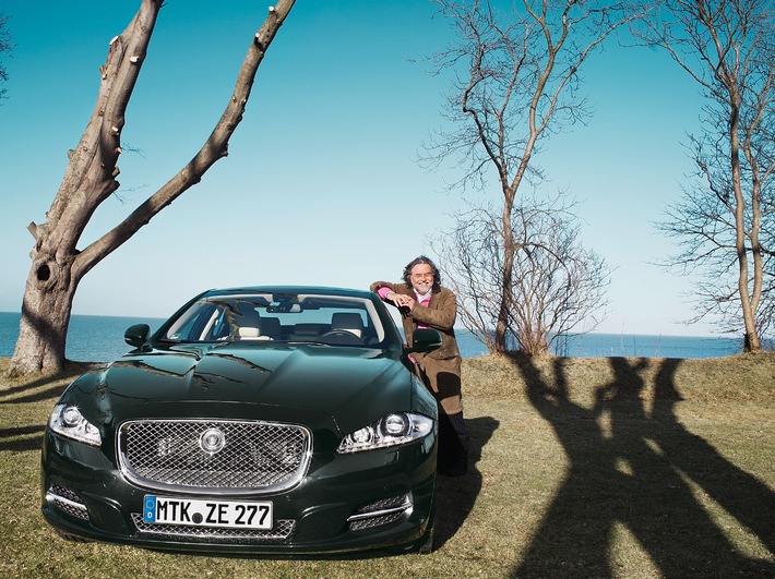 SPANNENDE MOMENTE ZWISCHEN KUNST UND AUTOMOBIL / Jaguar präsentiert Werke von Stefan Szczesny an drei legendären Destinationen