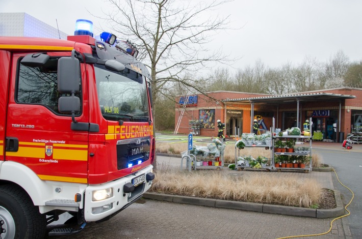 FW-RD: Feuer in einer Aldi-Filiale in Eckernförde - Mitarbeiter und Kunden konnten sich retten