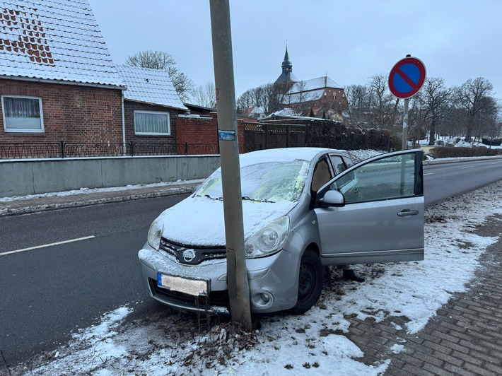 POL-HRO: Vereiste Frontscheibe: Fahrzeugführerin fährt gegen Straßenlaterne