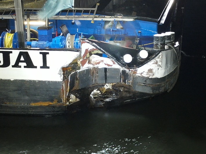 FW-DO: Frachtschiff nach Kollision mit Spundwand beschädigt