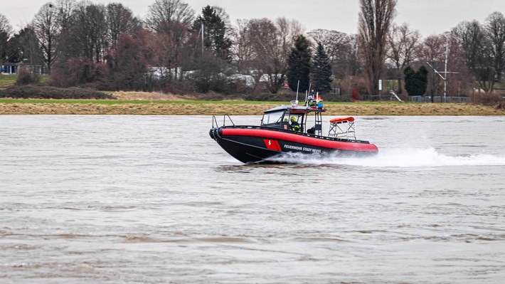 FW-NE: Segelboot kentert bei Wendemanöver | Zwei Personen gerettet