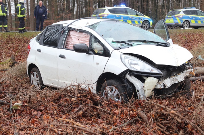 POL-HX: Honda gerät ins Schleudern und überschlägt sich