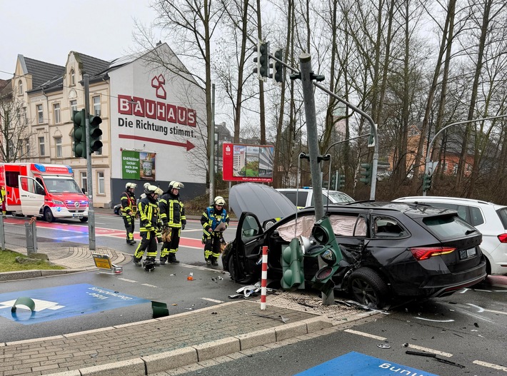 FW-BO: Verkehrsunfall auf der Herner Straße - Zwei Verletzte, Ampelmast beschädigt