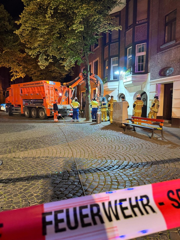 FW Tönisvorst: Zwei ungewöhnliche Einsätze für die Feuerwehr in der Nacht zu Sonntag: Gasgeruch durch Kurzschluss in St. Tönis und Hilferufe aus einer Wohnung mit Pool in Vorst