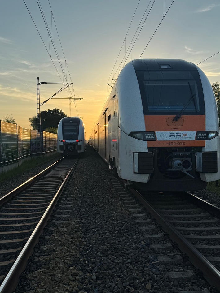 FW Düren: Zug bleibt auf freier Strecke liegen - Feuerwehr betreut rund 200 Fahrgäste zwischen Düren und Langerwehe