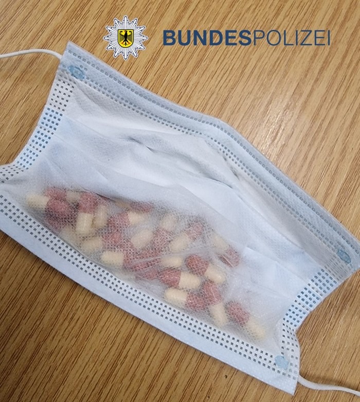 BPOL NRW: In der Mund-Nasenbedeckung eingearbeitet: Bundespolizei findet Betäubungsmittel auf