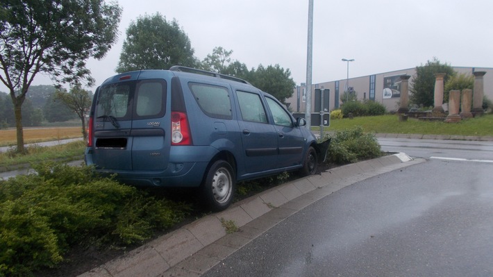 POL-PDLD: Auf Verkehrsinsel gelandet