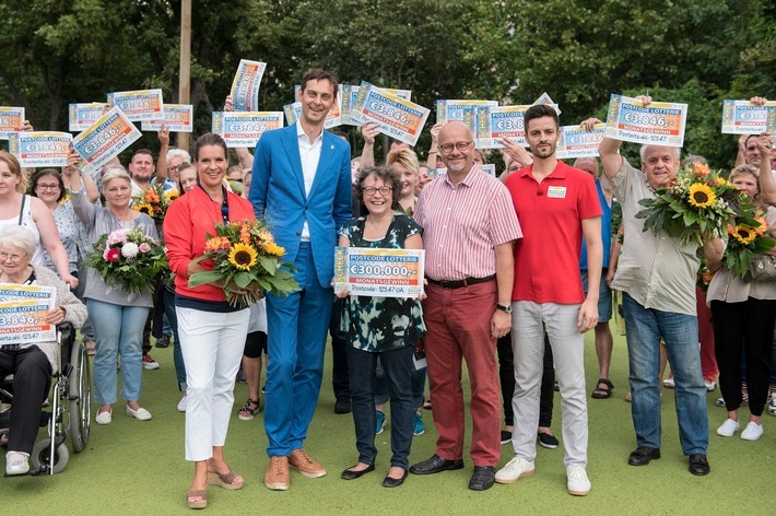 Postcode-Monatsgewinn August Berlin-Neukoelln: Bei der Gewinnerüberraschung der Deutschen Postcode Lotterie gratulierten Botschafterin Katarina Witt, Bezirksbürgermeister Martin Hikel, Bundestagsabgeordneter Dr. Fritz Felgentreu und Straßenpreis-Moderator Giuliano Lenz (von vorne links) den glücklichen Gewinnern. Weiterer Text über ots und www.presseportal.de/nr/41583 / Die Verwendung dieses Bildes ist für redaktionelle Zwecke honorarfrei. Veröffentlichung bitte unter Quellenangabe: "obs/Deutsche Postcode Lotterie/Postcode Lotterie/Marco Urban"