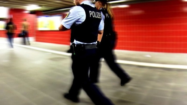 Bundespolizeidirektion München: Mit schirmähnlichem Gegenstand zugeschlagen: Bundespolizei sucht Zeugen