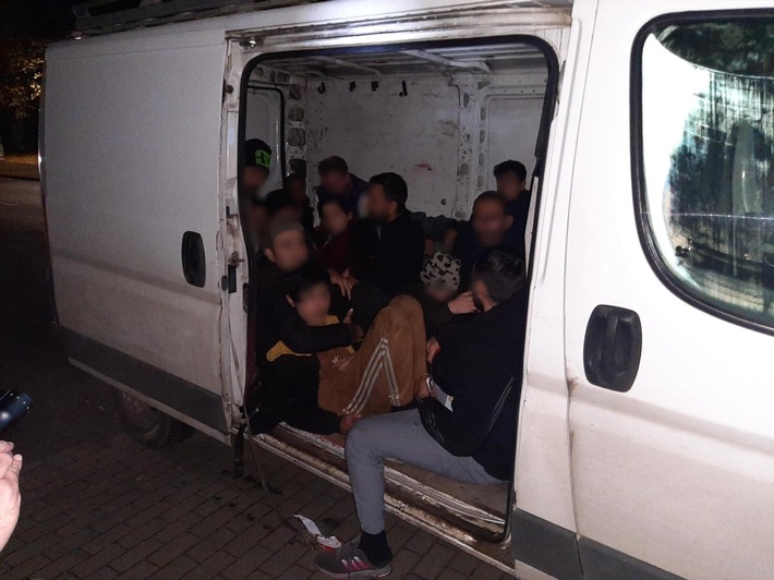 BPOLD-B: Bundespolizei deckt Schleusung von 24 Personen in einem Transporter auf