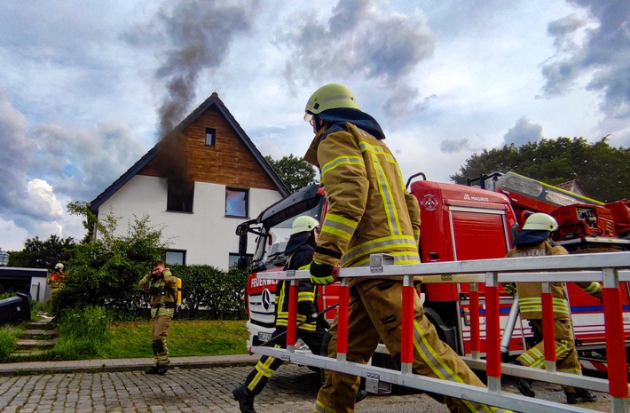 FW Osterholz-Scharm.: Wohnungsbrand mit Menschenleben in Gefahr - Feuerwehr kann Dachstuhlbrand verhindern