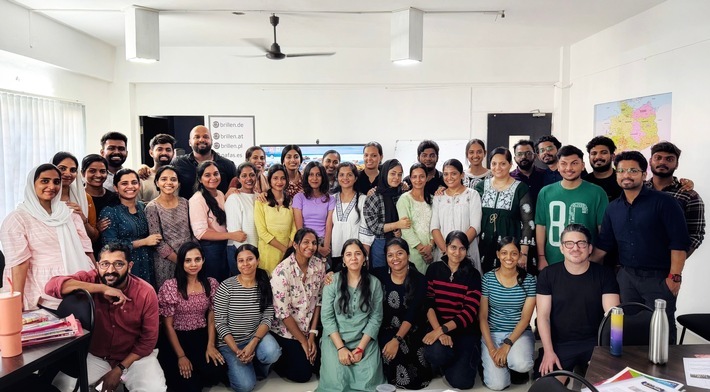 Teilnehmer der SuperVista Akademie in Indien / Weiterer Text über ots und www.presseportal.de/nr/121149 / Die Verwendung dieses Bildes für redaktionelle Zwecke ist unter Beachtung aller mitgeteilten Nutzungsbedingungen zulässig und dann auch honorarfrei. Veröffentlichung ausschließlich mit Bildrechte-Hinweis.