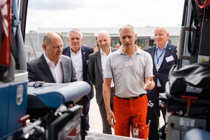 50. Einsatzjubiläum der DRF Luftrettung / Bundeskanzler Olaf Scholz besucht Christoph 27 und Christoph Nürnberg