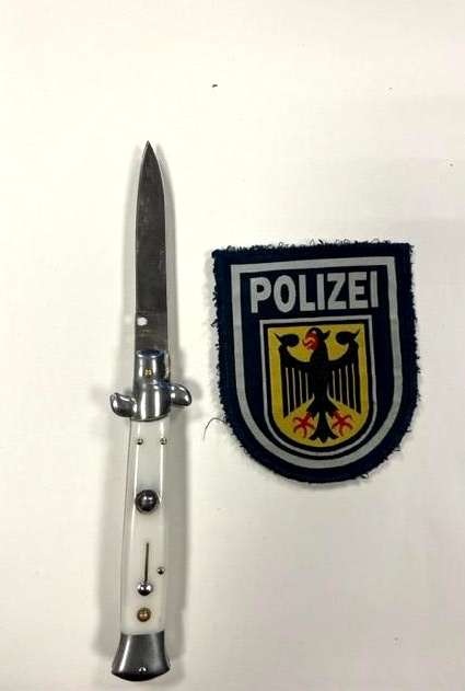 BPOL NRW: "Ich bin mir nicht sicher" - Bundespolizisten finden Messer auf