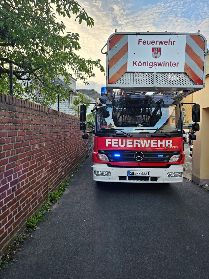 FW Königswinter: Feuerwehr kann Brandausbreitung in enger Altstadtbebauung stoppen
