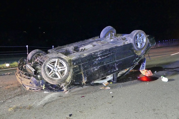 POL-GM: Mit Auto überschlagen - zwei Leichtverletzte